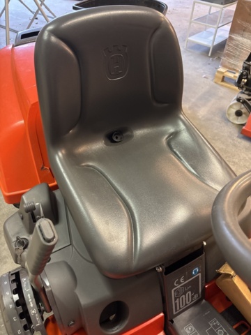 1372948-7 Husqvarna Rider R13C med uppsamlare och spridarsläp – nyservad