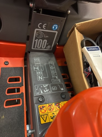 1372948-6 Husqvarna Rider R13C med uppsamlare och spridarsläp – nyservad