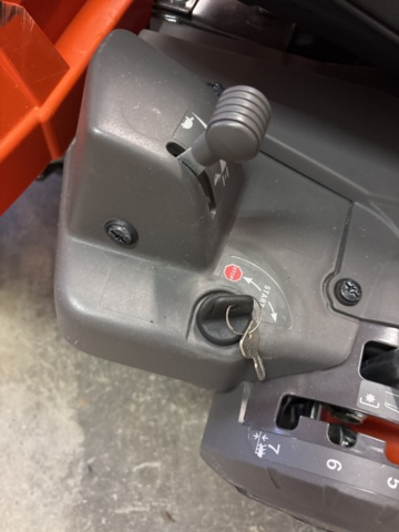 1372948-9 Husqvarna Rider R13C med uppsamlare och spridarsläp – nyservad