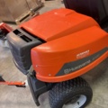 1372948-4 Husqvarna Rider R13C med uppsamlare och spridarsläp – nyservad