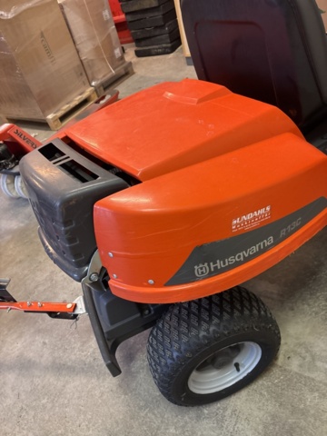 1372948-4 Husqvarna Rider R13C med uppsamlare och spridarsläp – nyservad