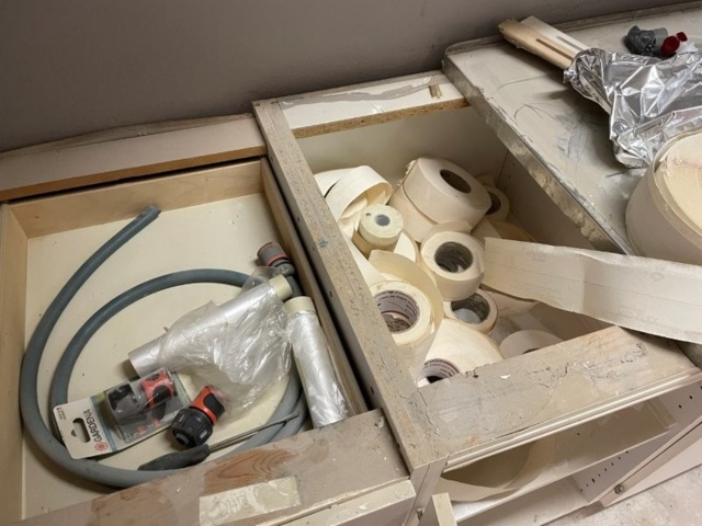 1365301-2 Allt innehåll i skåp och lådor