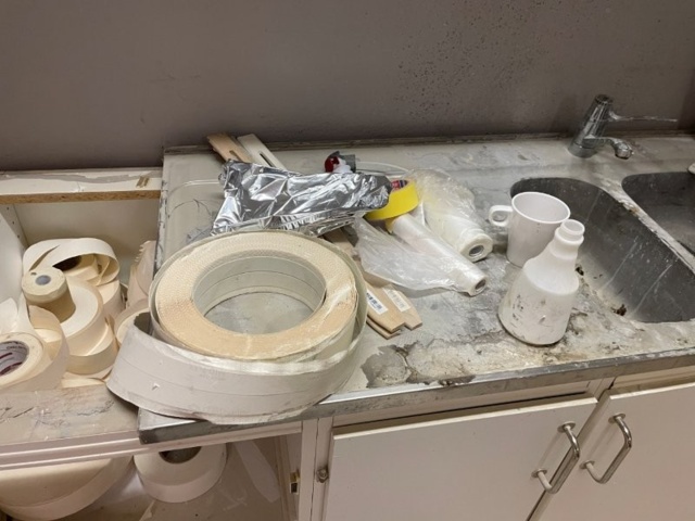 1365301-3 Allt innehåll i skåp och lådor