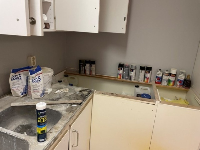 1365301-4 Allt innehåll i skåp och lådor