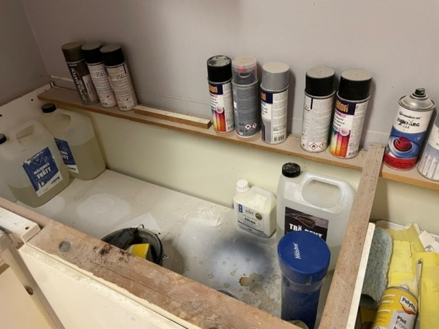 1365301-5 Allt innehåll i skåp och lådor