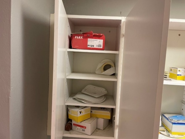 1365301-7 Allt innehåll i skåp och lådor