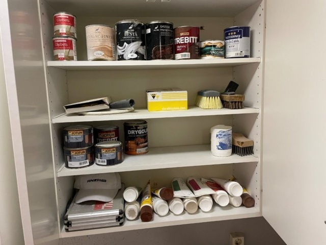 1365301-8 Allt innehåll i skåp och lådor