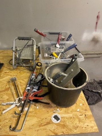 1365302-1 Verktyg på bänk och täckfilt