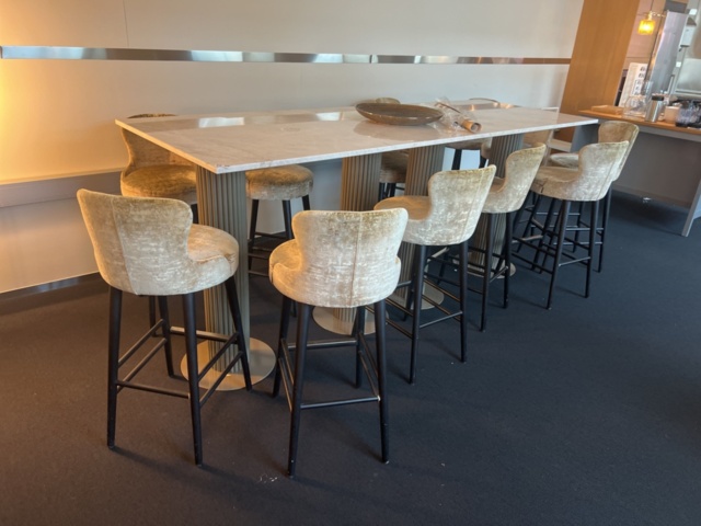 1431314-1 Möbler - bord 2 st och stolar 12 st