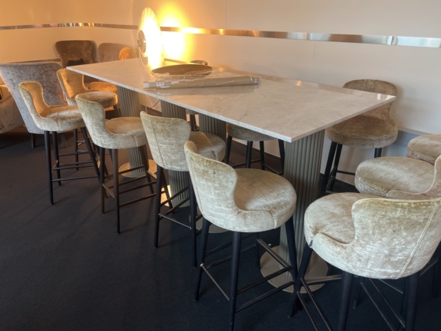 1431314-2 Möbler - bord 2 st och stolar 12 st