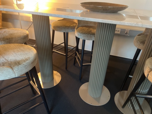 1431314-5 Möbler - bord 2 st och stolar 12 st