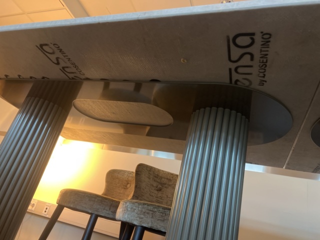 1431314-8 Möbler - bord 2 st och stolar 12 st