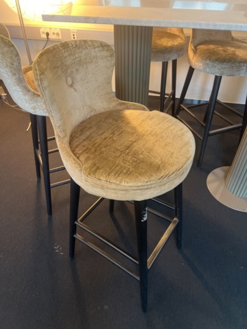 1431314-10 Möbler - bord 2 st och stolar 12 st