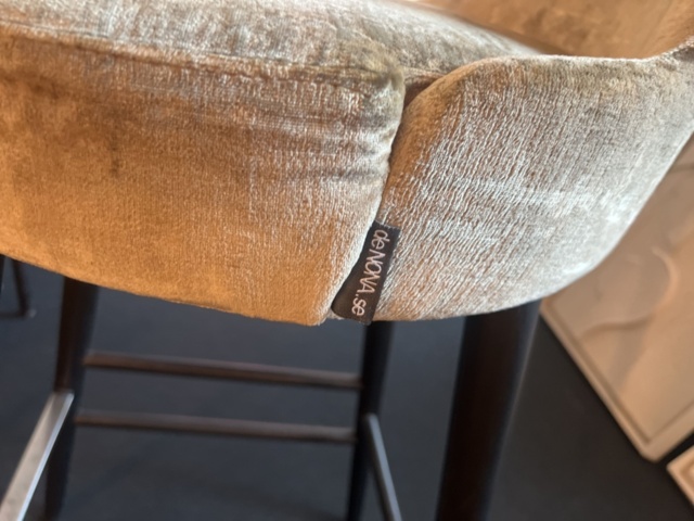 1431314-12 Möbler - bord 2 st och stolar 12 st