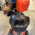 1372948-13 Husqvarna Rider R13C med uppsamlare och spridarsläp – nyservad