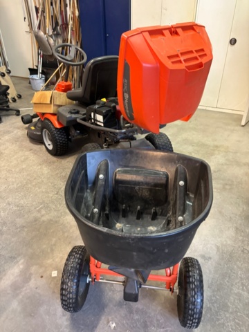 1372948-13 Husqvarna Rider R13C med uppsamlare och spridarsläp – nyservad