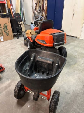 1372948-10 Husqvarna Rider R13C med uppsamlare och spridarsläp – nyservad