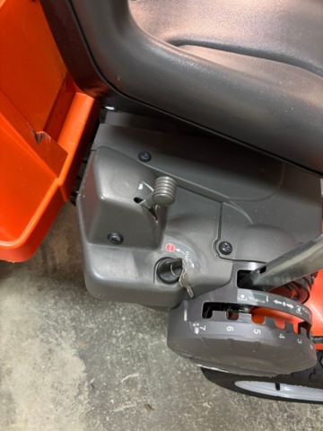 1372948-8 Husqvarna Rider R13C med uppsamlare och spridarsläp – nyservad