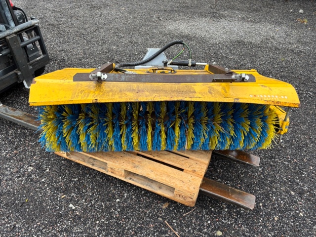 918897-34 Holder P70 - Snöblad, spridare, sopaggergat