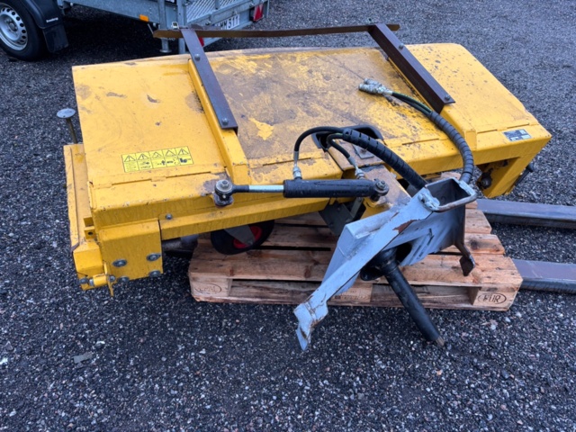 918897-36 Holder P70 - Snöblad, spridare, sopaggergat