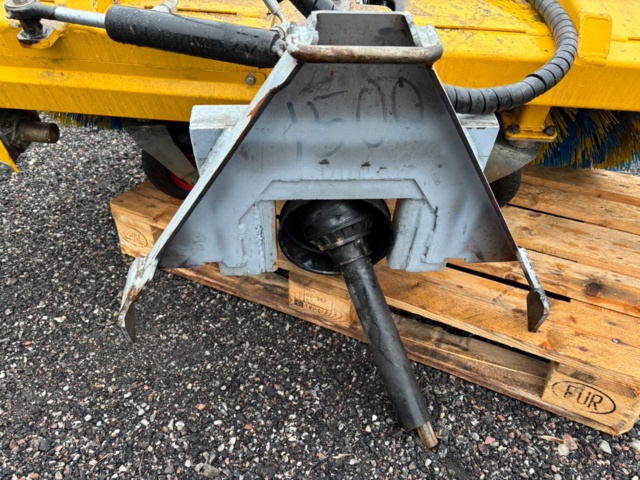 918897-37 Holder P70 - Snöblad, spridare, sopaggergat