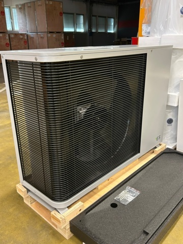 1437785-5 12 kW luft/vatten värmepump från Energy Save, ansluts enkelt till ett befintligt värmesystem L66