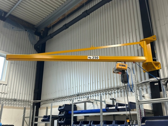 1344019-1 Väggtravers med eltalja Liftket 250 kg