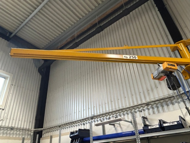 1344019-3 Väggtravers med eltalja Liftket 250 kg