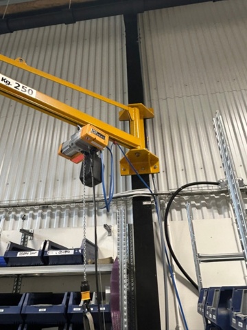 1344019-4 Väggtravers med eltalja Liftket 250 kg