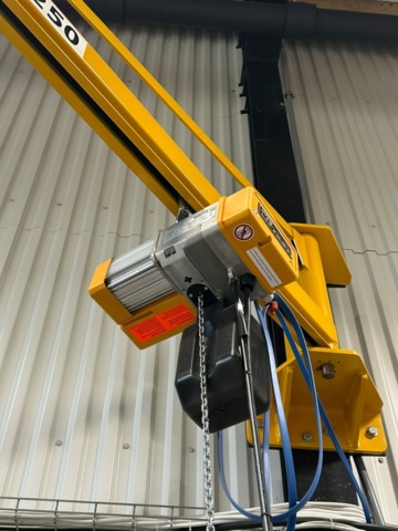 1344019-8 Väggtravers med eltalja Liftket 250 kg