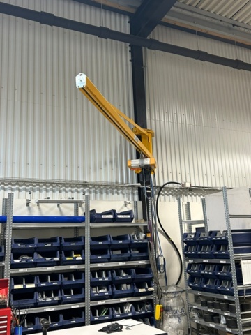 1344019-11 Väggtravers med eltalja Liftket 250 kg