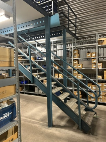 1344021-2 Entresolplan med trappa och räcken