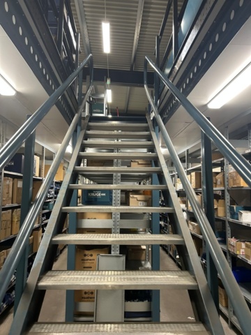 1344021-5 Entresolplan med trappa och räcken