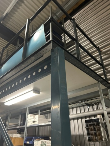 1344021-6 Entresolplan med trappa och räcken