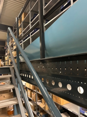 1344021-8 Entresolplan med trappa och räcken