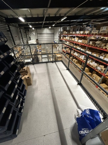 1344021-19 Entresolplan med trappa och räcken