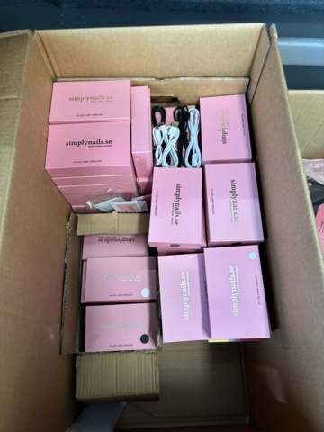 1438026-2 Parti med diverse nagelprodukter och förpackningsmaterial