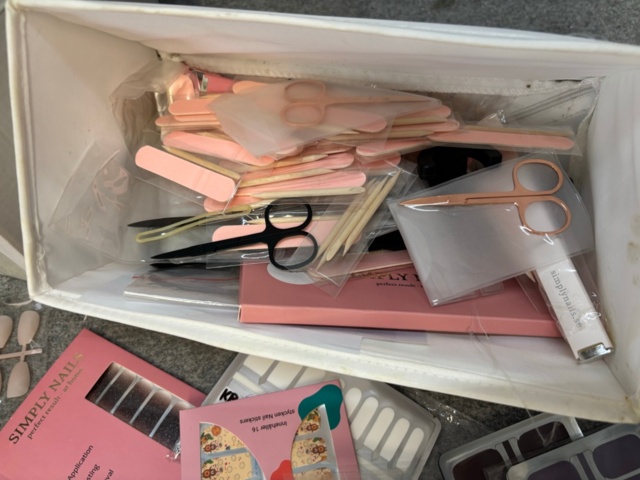 1438026-20 Parti med diverse nagelprodukter och förpackningsmaterial