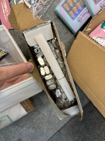 1438026-15 Parti med diverse nagelprodukter och förpackningsmaterial