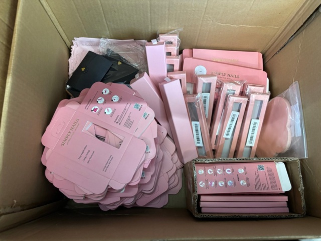 1438026-28 Parti med diverse nagelprodukter och förpackningsmaterial