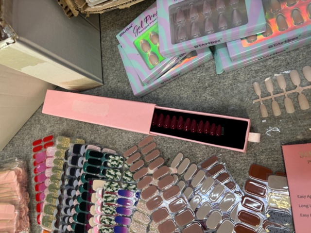 1438026-21 Parti med diverse nagelprodukter och förpackningsmaterial