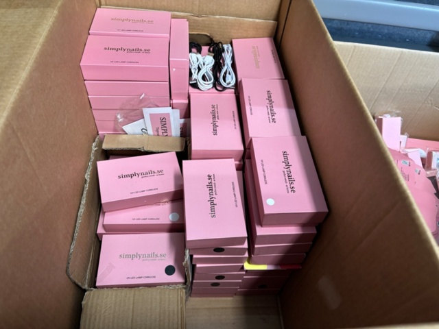 1438026-9 Parti med diverse nagelprodukter och förpackningsmaterial