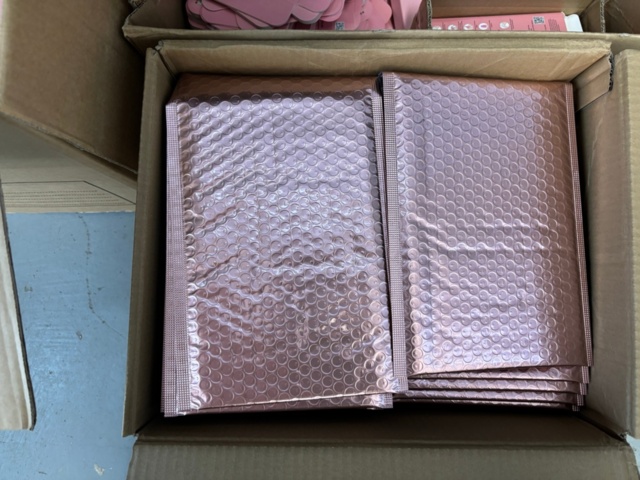 1438026-27 Parti med diverse nagelprodukter och förpackningsmaterial