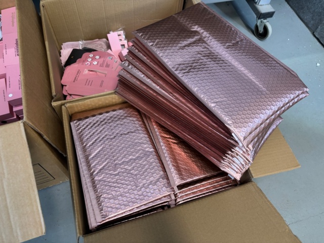 1438026-25 Parti med diverse nagelprodukter och förpackningsmaterial