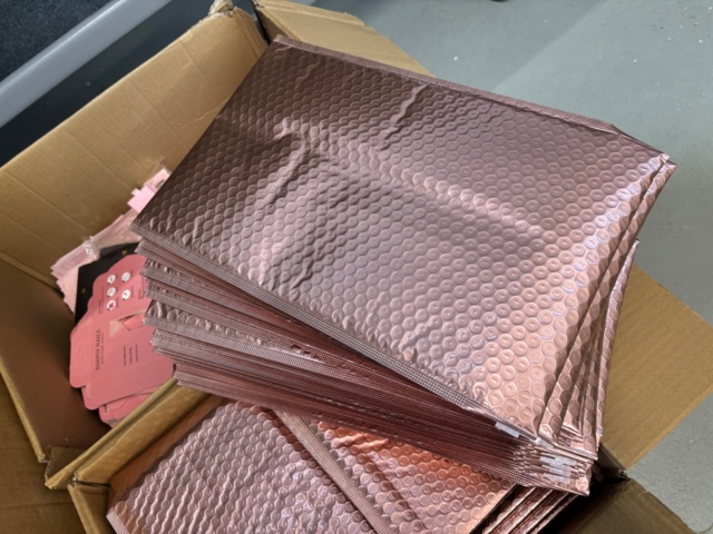 1438026-26 Parti med diverse nagelprodukter och förpackningsmaterial