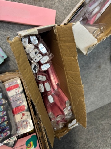 1438026-17 Parti med diverse nagelprodukter och förpackningsmaterial