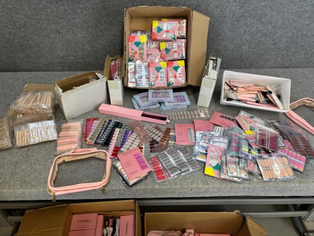 1438026-10 Parti med diverse nagelprodukter och förpackningsmaterial