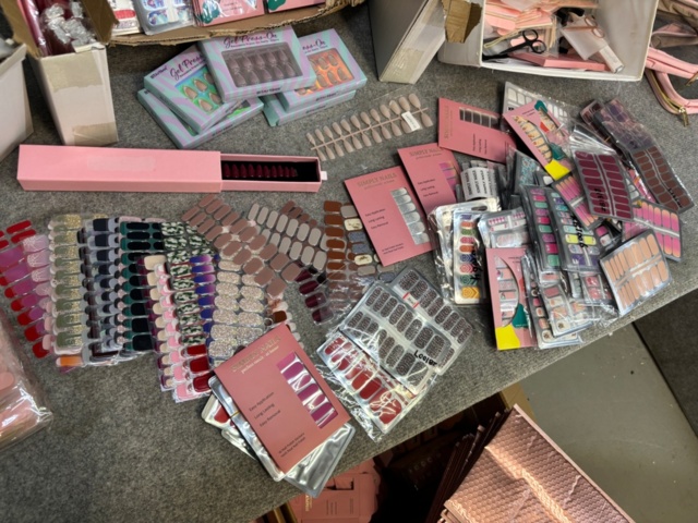 1438026-23 Parti med diverse nagelprodukter och förpackningsmaterial