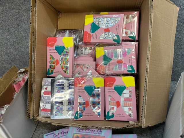 1438026-14 Parti med diverse nagelprodukter och förpackningsmaterial