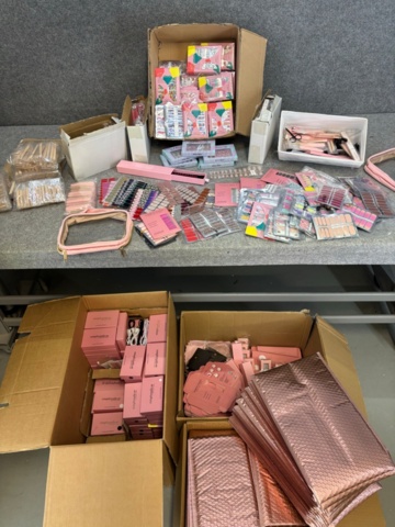 1438026-1 Parti med diverse nagelprodukter och förpackningsmaterial